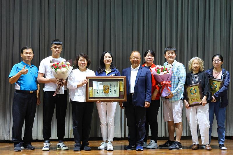 黃敏惠市長頒發「工業特別貢獻獎」予「詠順科技股份有限公司」陳秋美副總經理