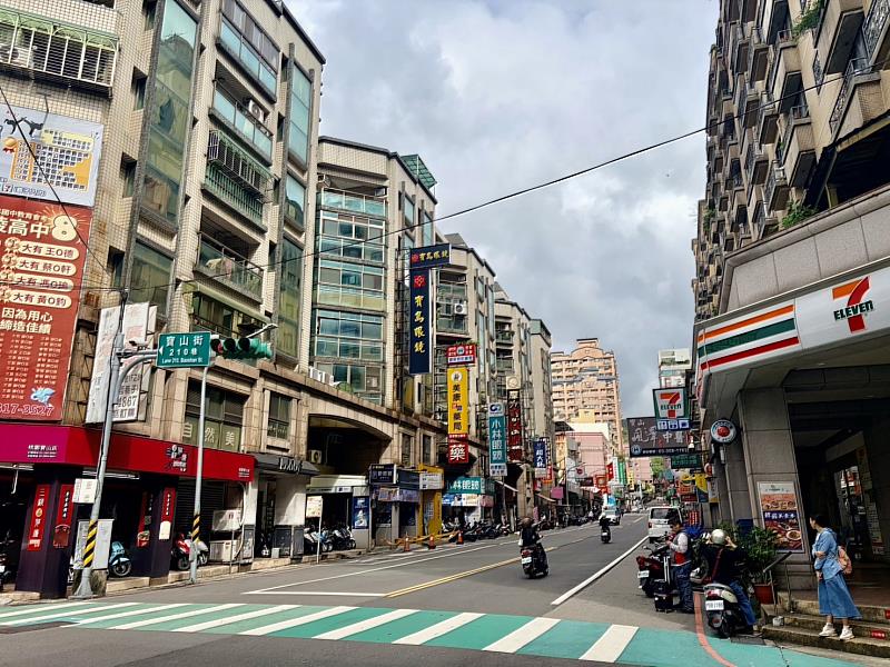 信義房屋呂欽凱表示,大有商圈生活機能成熟、有大型公園綠地,物件多元、房價相對親民,是首購喜愛的區域。