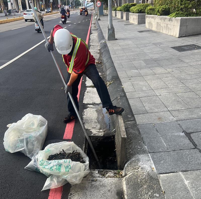 新竹市消防局因應鳳凰颱風開設強化三級災害應變中心，各項防災準備作業。