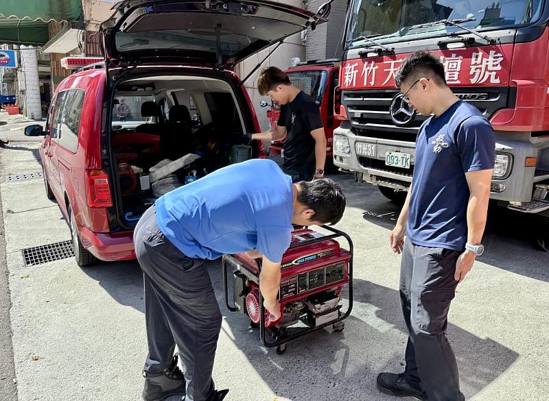 新竹市消防局因應鳳凰颱風開設強化三級災害應變中心，各項防災準備作業。