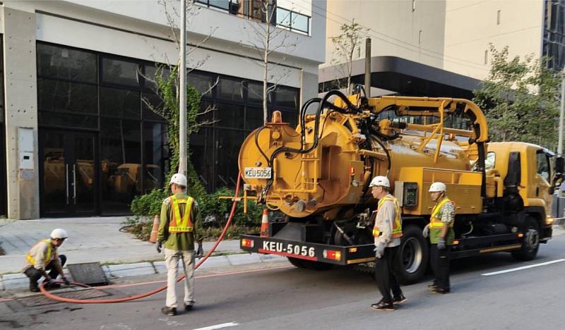 新竹市消防局因應鳳凰颱風開設強化三級災害應變中心，各項防災準備作業。