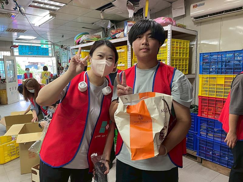 板信商銀員工帶著家屬一同參加志工服務