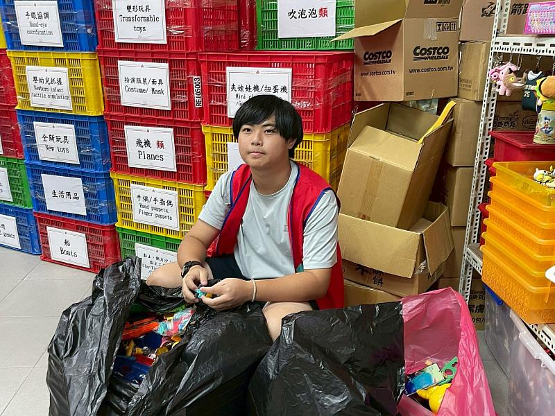 青少年志工將二手玩具分類、清潔、檢修、歸位
