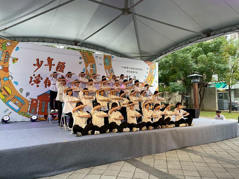 南華國中啦旗隊學生結合手舞等元素，表現嚴謹紀律與浪花意象的校園環境