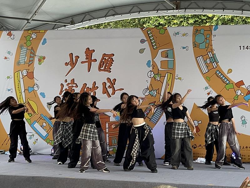關西國中從台語歌曲心花開出發,結合學校棒球隊傳統跳出新舞蹈