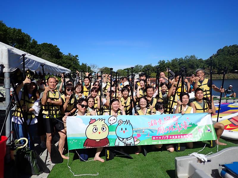 聯誼活動「湖光SUP．煙波饗宴」昨（9）日浪漫登場，眾人合影。