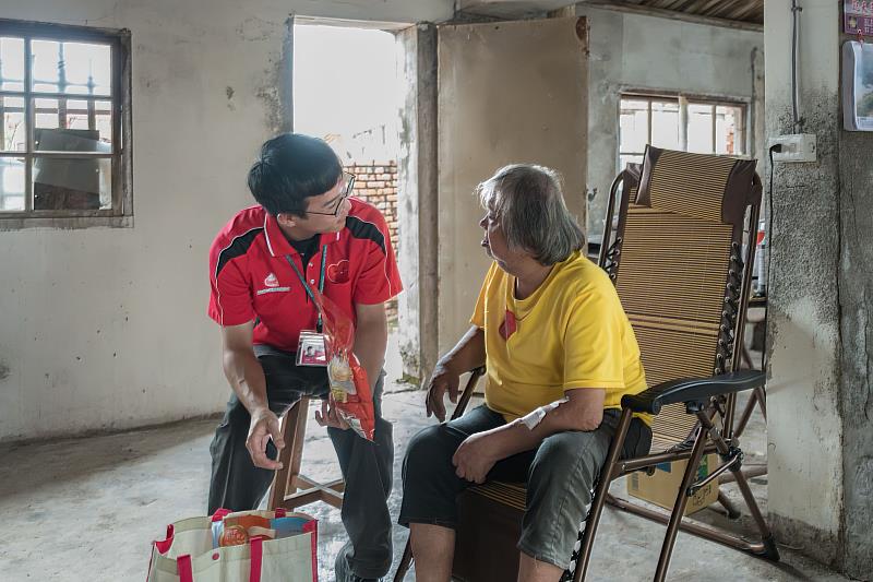 基金會社工在風災過後，帶著關懷物資前往訪視。