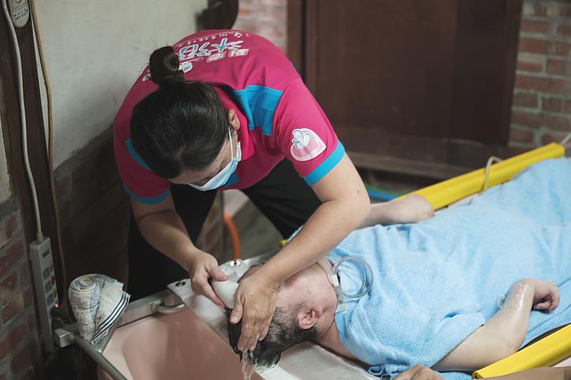 基金會提供到宅沐浴車服務後，他的妻子能有尊嚴地在照護中完成沐浴，大幅減輕了照顧壓力，尋回最基本的生活權益，讓家的裂縫逐漸修復。