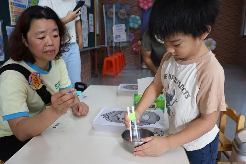 伊甸篩檢活動，設置關卡互動遊戲，檢測孩子各項能力發展