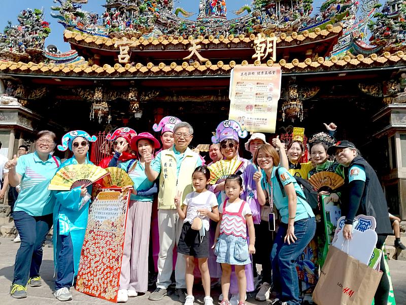 吳錫金院長偕同仁與眷屬於廟前留影。