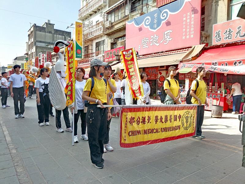 中國醫藥大學北港分部學生熱情參與地方宗教文化盛事。
