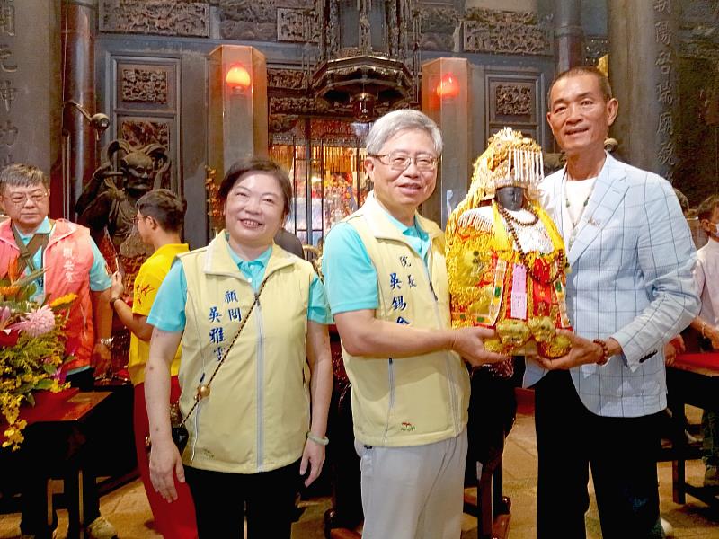 北港朝天宮董事長蔡咏鍀與吳錫金院長護送媽「醫生媽」回娘家謁祖進香。