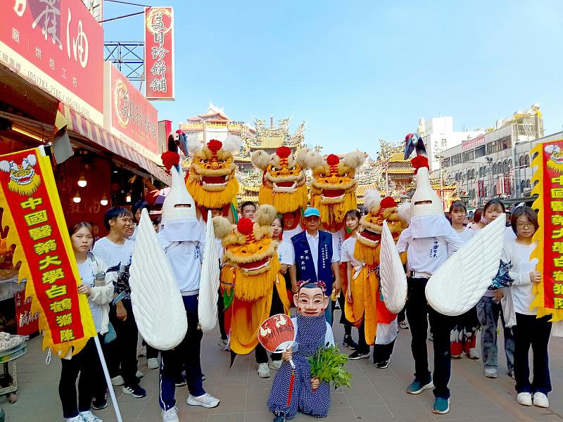 中國醫藥大學學生社團表演白傳統藝術「白鶴獅陣」。