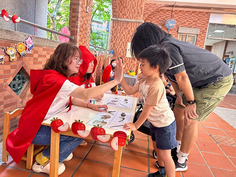 關主化身小紅帽，沉浸式闖關彷彿進入童話世界