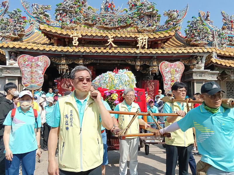 吳錫金院長偕馮逸卿副院長等主管護送媽「醫生媽」回娘家謁祖進香。