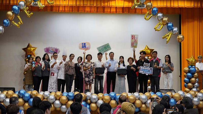 育達科大強調技藝傳承的師徒制：學生代表受頒象徵所屬專業的服裝、美妝工具及AI科技產品