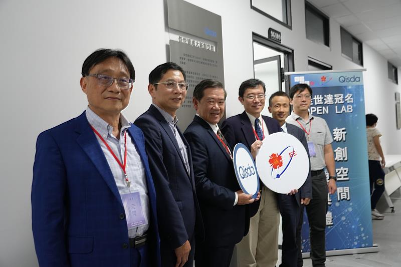 產學共創典範 佳世達集團支持成大電機系成立新創空間