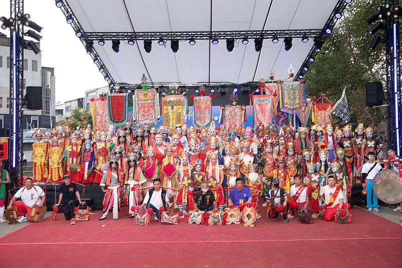 參與「2025鬥陣趣 眾將來尬陣」第2日匯演的10組將團大合照