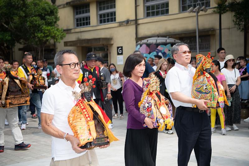 本屆活動特別邀請國立傳統藝術中心宜蘭園區文昌祠文昌帝君（中）、綏靖侯嘉邑城隍廟城隍爺（右）、九華山地藏庵地藏王菩薩（左）參與踩街及開幕式活動。