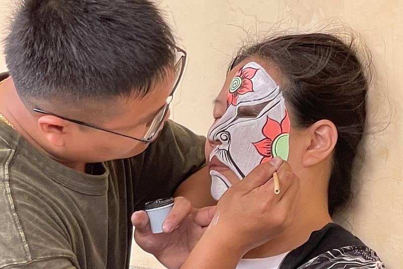 民眾參與「揪將玩！文化體驗」的家將臉譜彩繪