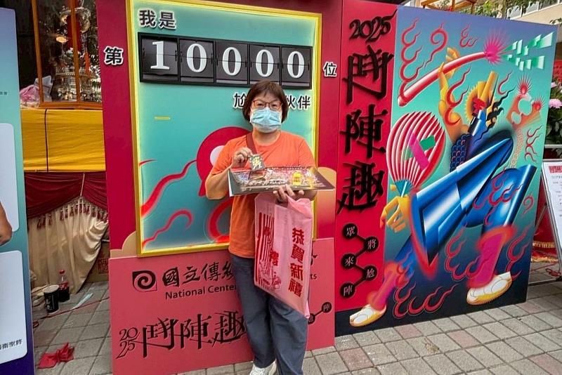 抽到鬥陣卡牌機第10,000張卡牌、也正是國立傳統藝術中心隱藏版卡牌的幸運民眾!