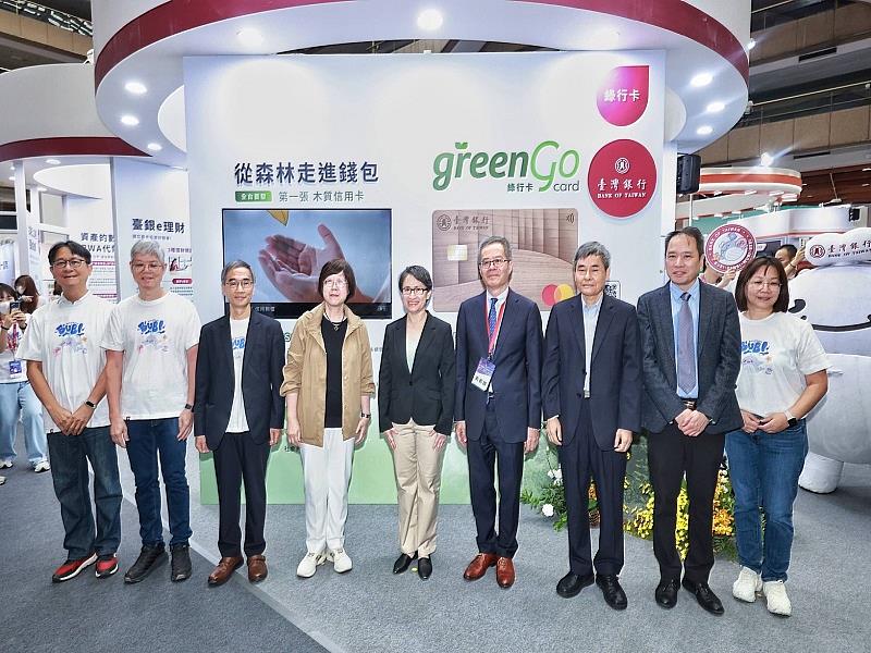 蕭副總統美琴（右5）出席「2025台北國際金融博覽會」，並由今周刊發行人梁永煌（右4）陪同參觀臺灣銀行展場，由臺灣金控總經理施瑪莉（左4）及臺灣銀行副總經理邱顯堂（右3）帶領同仁親自接待。