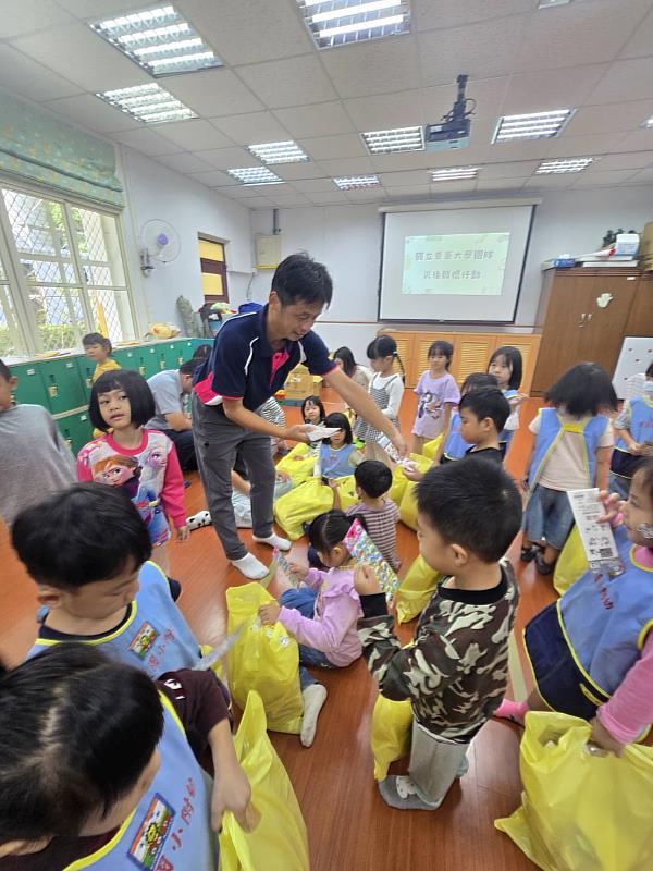 國華組長贈送貼紙（小朋友照片使用已獲家長授權）。