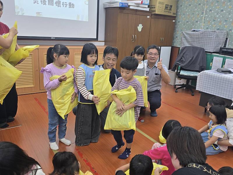 代表企業贈送幼童衣物（小朋友照片使用已獲家長授權）。