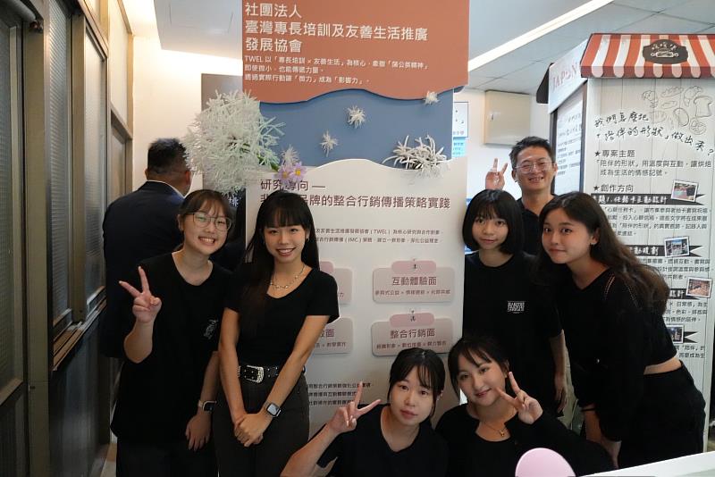 「Lemon Sugar」團隊成員與協會理事王耀德（3排右）合影