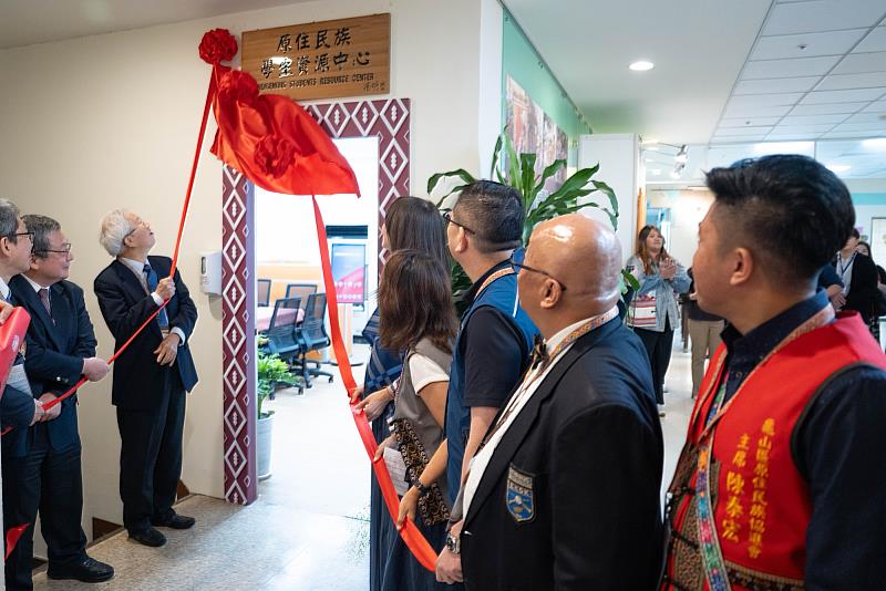 湯明哲校長（左3）與貴賓們一同為原資中心揭牌。