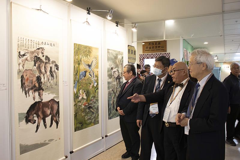 吳信和藝術家（右2）為湯明哲校長（右1）及與會貴賓導覽畫作。