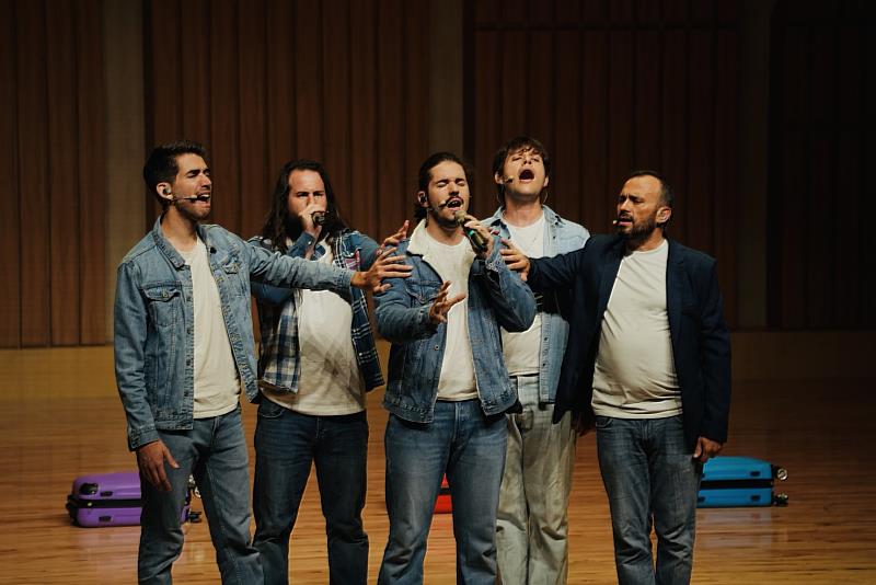 Dimensión Vocal成團於西班牙的馬德里，5位成員各自擔綱不同聲部，將人聲化作樂器熱情演唱。