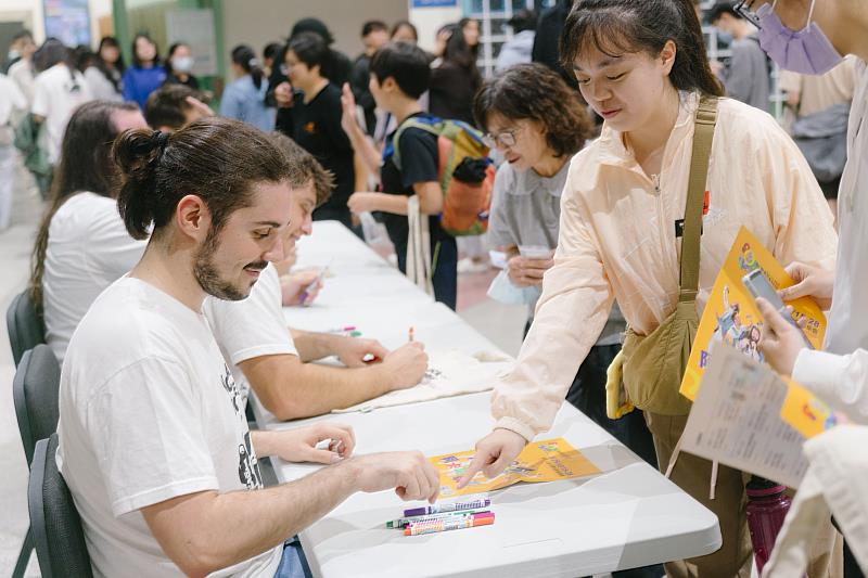 演出結束吸引大批人龍排隊互動，笑聲不斷，畫下完美句點。