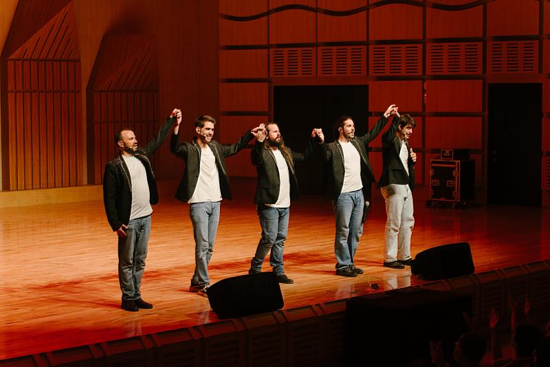 5位成員跨越國界展現西班牙的熱情與幽默帶著觀眾一起體驗阿卡貝拉的樂趣。