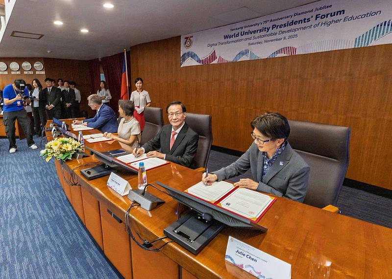 雙聯學制簽約儀式由葛煥昭校長（右2）主持。（圖／淡江大學提供）