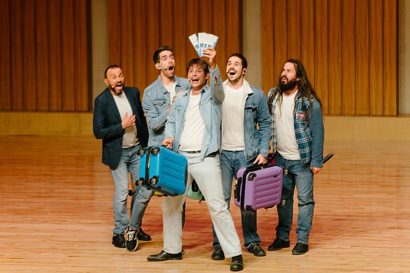 全場以誇張的表情與肢體動作配上恰到好處的阿卡貝拉，帶領觀眾進入不同世界。