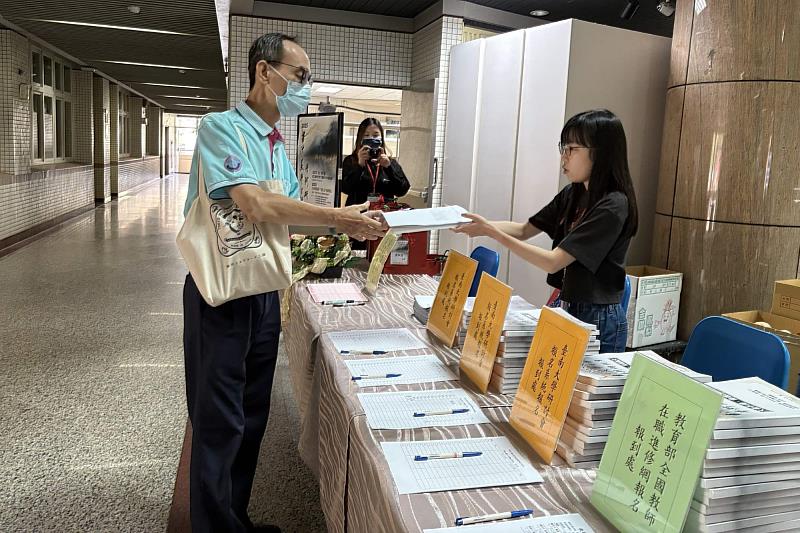 南大人文學院舉辦書法美學與禪學研討會,學者齊聚文薈樓會議廳報到交流。