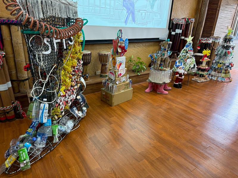 一至六班級學生利用廢料製作裝置藝術。