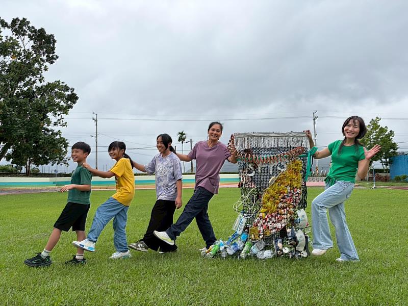 感恩的心：五年級學生作品－雨鞋超人（小朋友照片使用已獲家長授權）