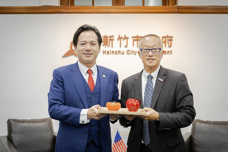 邱臣遠代理市長會後致贈竹市特色玻璃藝品「一柿蘋安」。