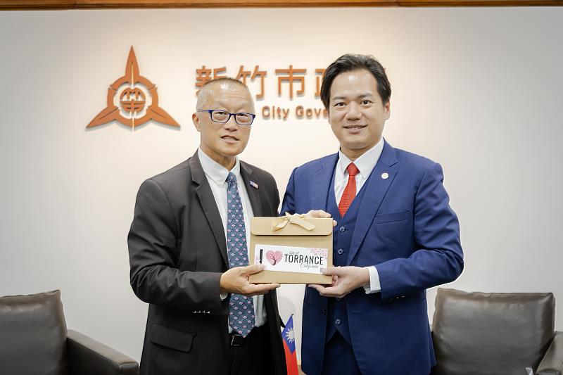 陳光豪市長致贈托倫斯市市徽及城市導覽手冊。