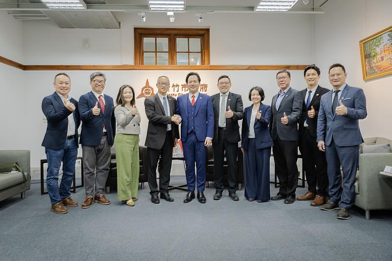 美國加州托倫斯市長陳光豪拜會竹市府，雙方成員大合影。