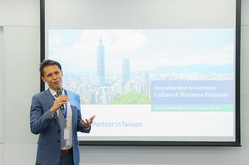 蔡司台灣總經理章平達分享蔡司的願景及使命,期望員工能在跨國工作環境中,提升職涯發展的競爭力