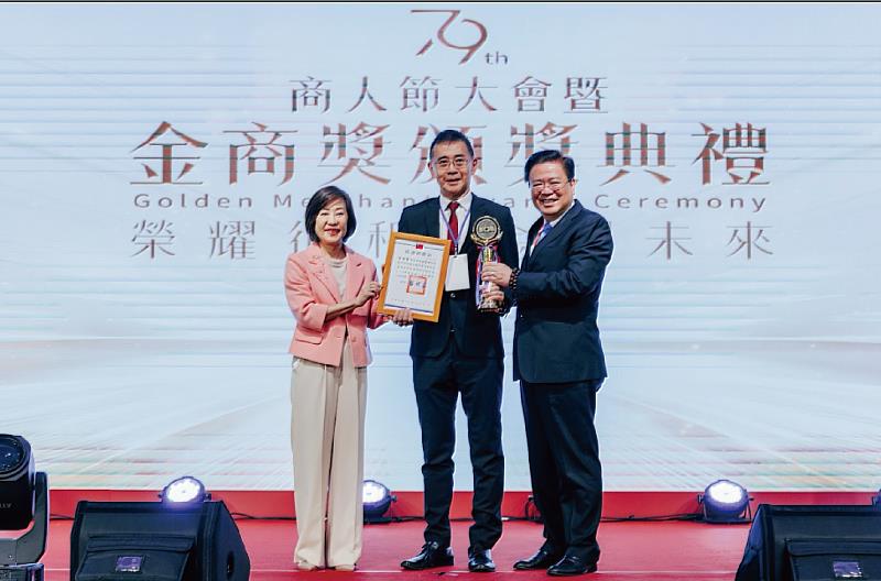 富致科技股份有限公司陳繼聖董事長（中）獲頒優良商人獎項，右為商總許舒博理事長，左為經濟部江文若次長