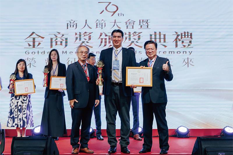 郵船通運股份有限公司渡會剛人董事長（前排中）獲頒優良外商獎項，前排右為商總許舒博理事長，前排左為經濟部投資促進司張銘斌司長