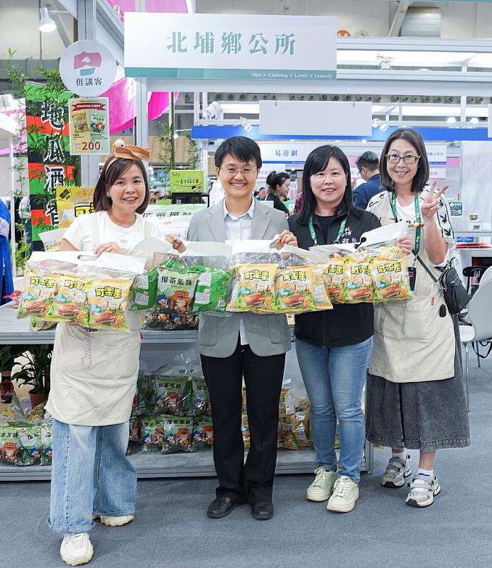 客委會主委古秀妃與客家館參展業者寒暄合影