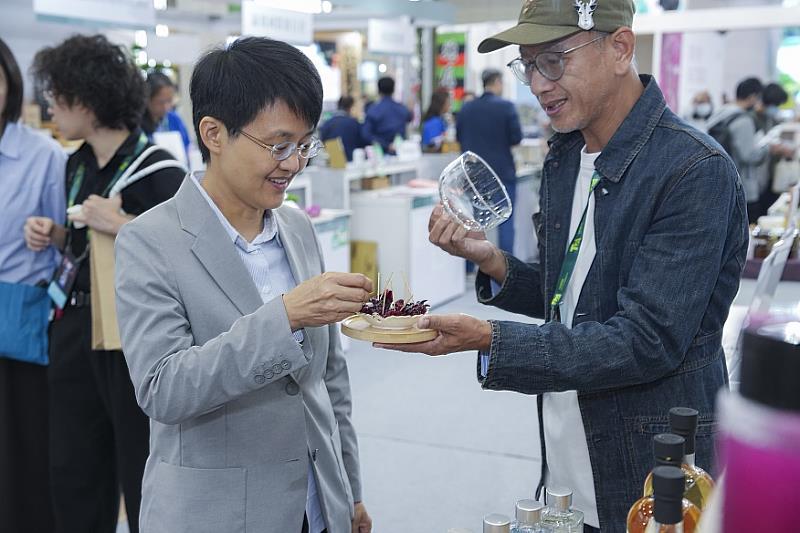 客委會主委古秀妃今日上午逐一與客家館參與業者寒暄、加油打氣，並表達感謝之意