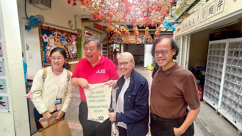 朝陽科大社工系黃全慶老師(右1)長年投入食物銀行研究與推動,不遺餘力。