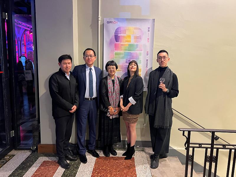 巴文中心秘書邱崇軒（左起）、駐日內瓦辦事處處長李冠德、貝殼島製片陳嘉妤、日內瓦影展藝術總監Anaïs Emery、VR導演謝文毅於數位之夜合影（巴文中心提供）