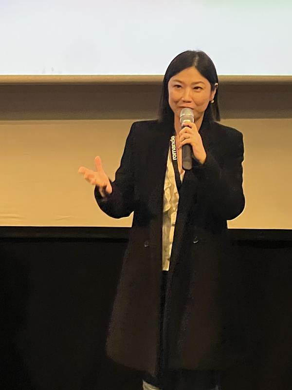 臺劇「死了一個娛樂女記者後」製片陳昱俐於映後，與觀眾分享改編小說的製作過程與從電影編劇成為製作人的心路歷程（巴文中心提供）